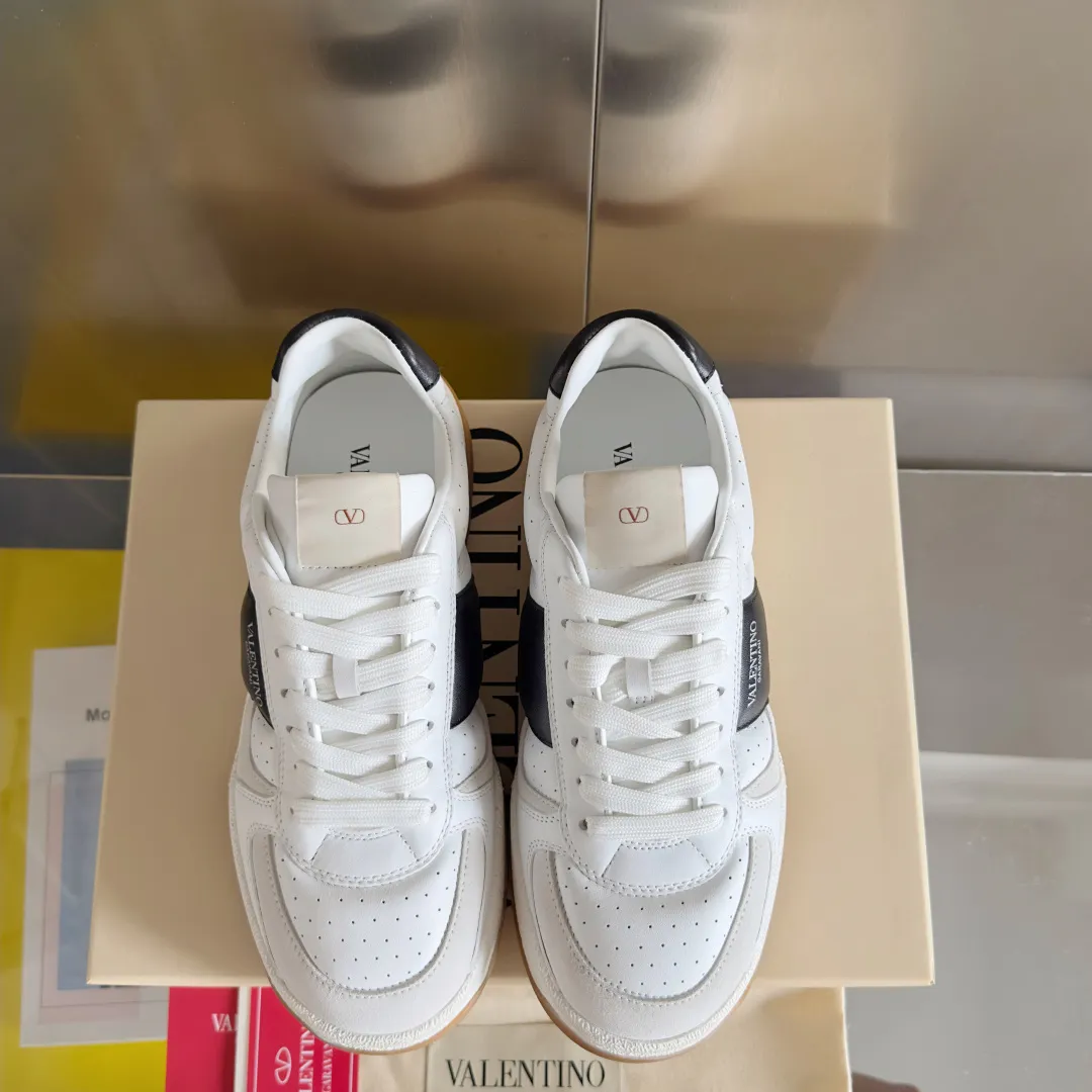 [Valentino] P: 800💰 Couple model, size: ▪️Size: Women's model 35-40 / Men's model 39-44 (45 customized) Valentino Valentino Couple model Joie de Jouer series Velcro Thick sole Bread shoes Couple model Casual sports shoes White shoes Original purchase and development Production Joie de Jouer series The style is simple but not out of style. The pure white base is paired with fresh green and soft beige, and the unique Velcro design highlights your personality. Every detail tells the fashion and quality. Wear it, take a confident step, and start the fashion journey. Exquisite packaging at the delivery counter🛍📦 ▪️Fabrics: Original custom imported first-layer cowhide ▪️Inner lining: Original custom-made soft sheepskin lining ▪️Outsole: Original open-molded anti-slip TPU material ▪️Sole thickness: 3.5CM